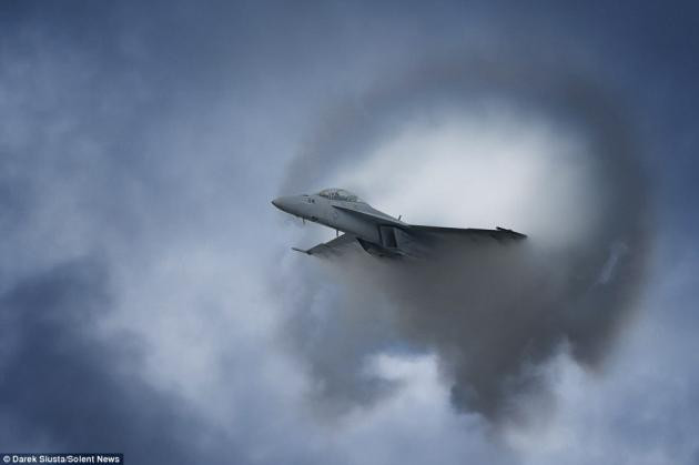 Χαμηλές πτήσεις και «sonic boom» μαχητικών (βίντεο)